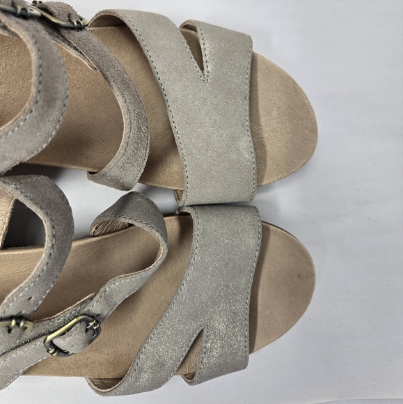 Dansko Angela Womens Sandel Sz 9.5-10 Sand Metallic Leather Comfort Wedge Adj. - Picture 12 of 13